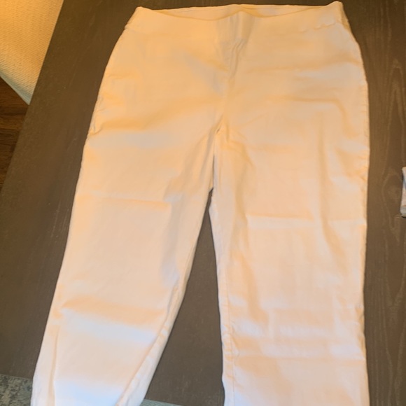 Chico’s white pants-NWOT - Picture 3 of 4